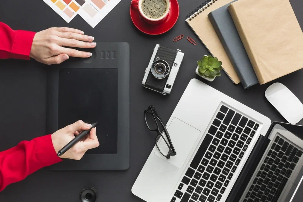 Descubre las claves del éxito online: la poderosa combinación de diseño gráfico y marketing digital para impulsar tu marca y resultados.