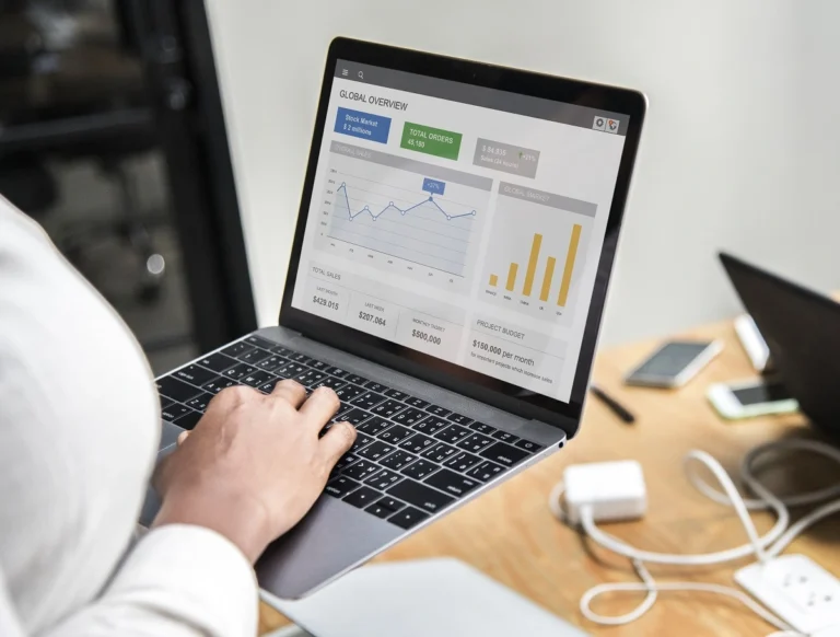 Aprende a dominar los KPIs de Meta Ads. Te explicamos qué significan y para qué sirven, mejorando tu estrategia publicitaria en Facebook e Instagram.
